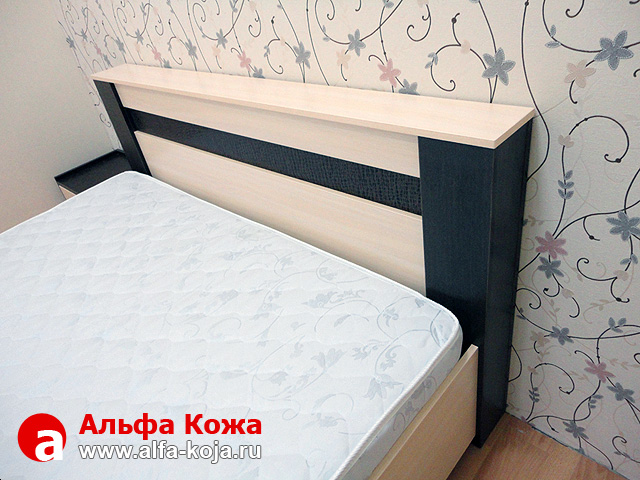 Кровать, декорированная искусственной кожей