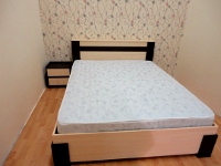 Мебельный гарнитур: кровать и тумбочка, декорированные искуственной кожей